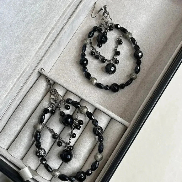 Black & Silver chandelier Earrings - Picture 3 of 6